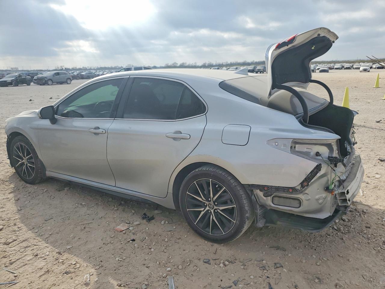 2022 Toyota Camry Se - zdjęcie 2