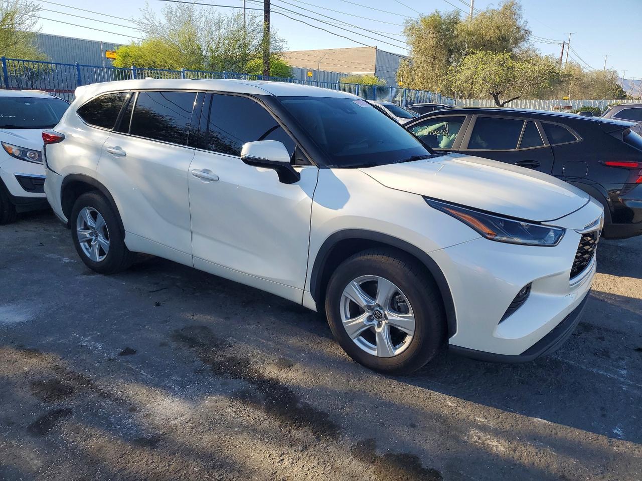 2021 Toyota Highlander Le - zdjęcie 4