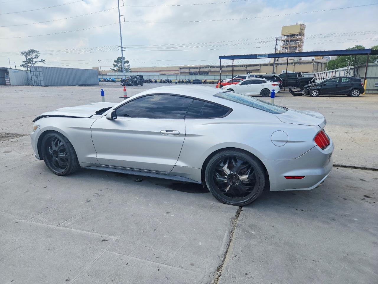 2015 Ford Mustang - zdjęcie 2