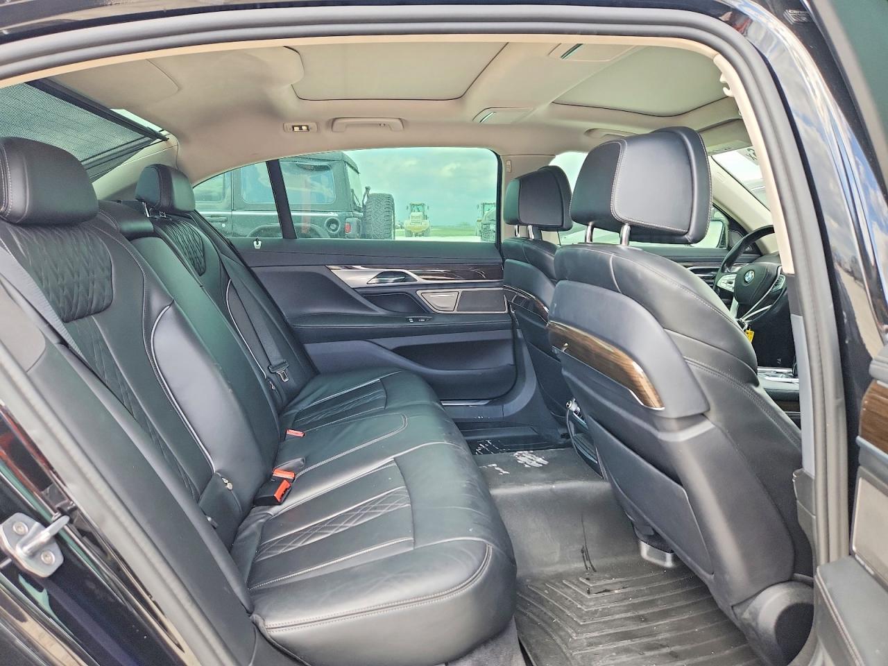 2016 BMW 750 I - zdjęcie 10