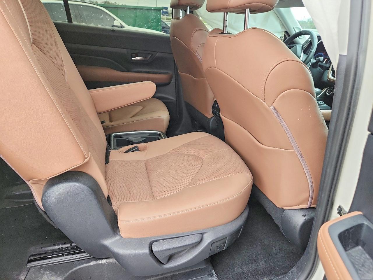 2024 Toyota Grand Highlander Platinum - zdjęcie 11