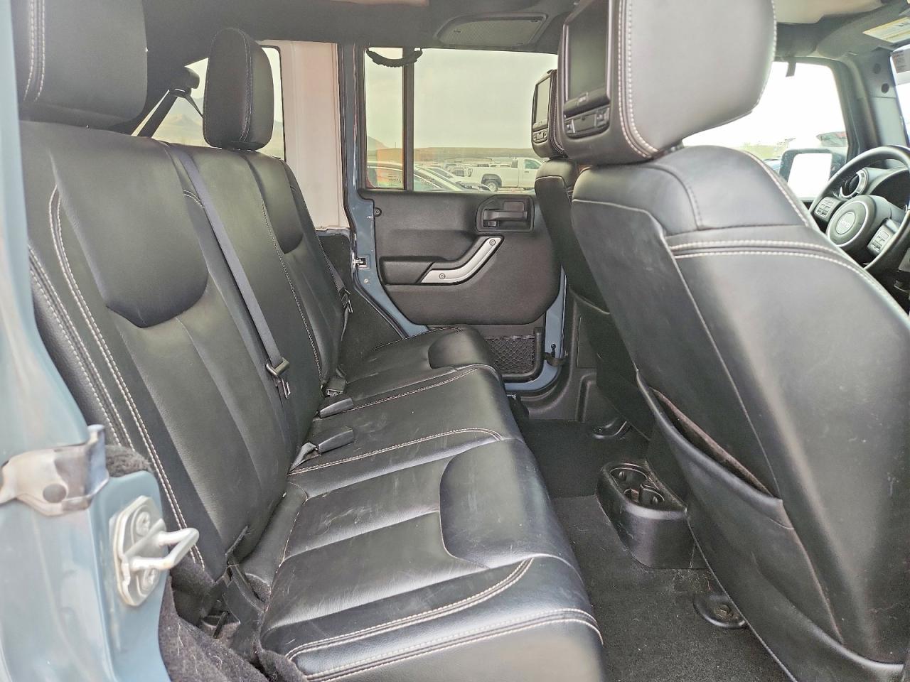 2015 Jeep Wrangler Unlimited Sahara - zdjęcie 10