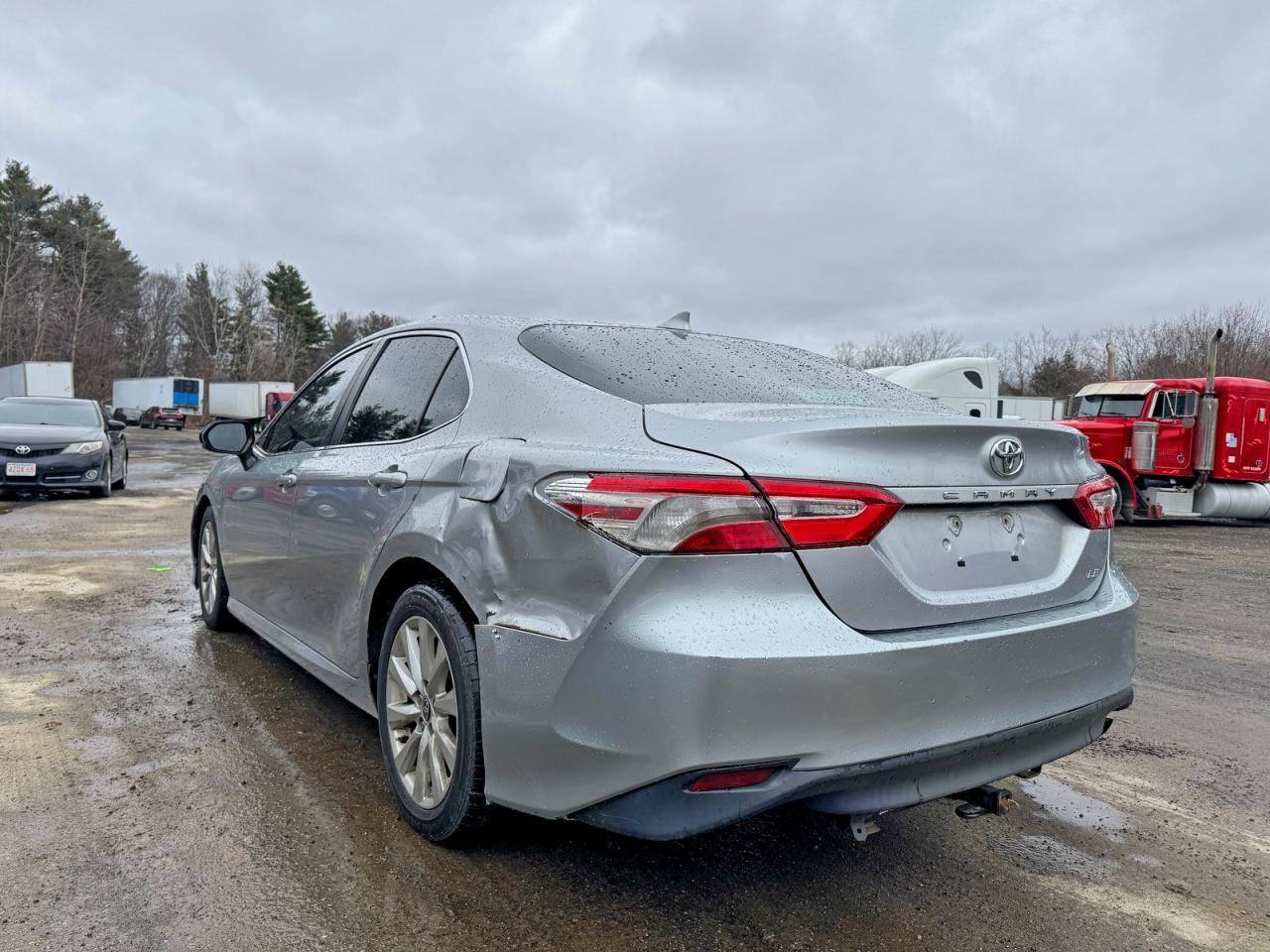 2020 Toyota Camry Le - zdjęcie 3