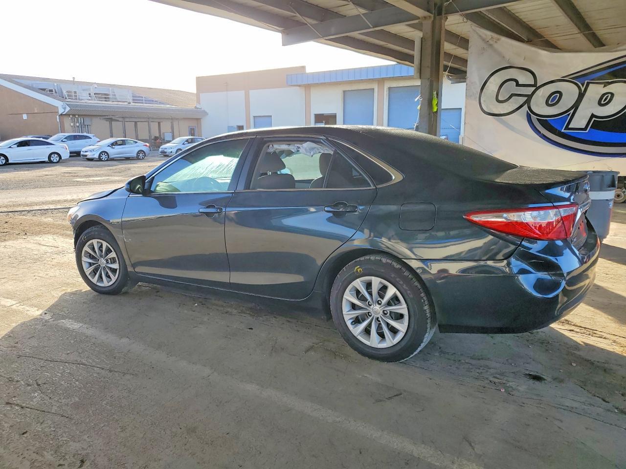 2016 Toyota Camry Le - zdjęcie 2