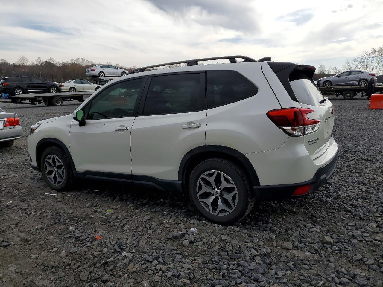 2024 Subaru Forester Premium - zdjęcie 2