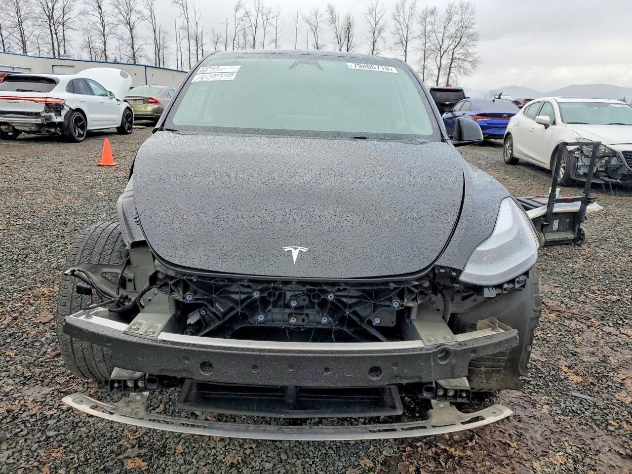 2025 Tesla Model Y - zdjęcie 5