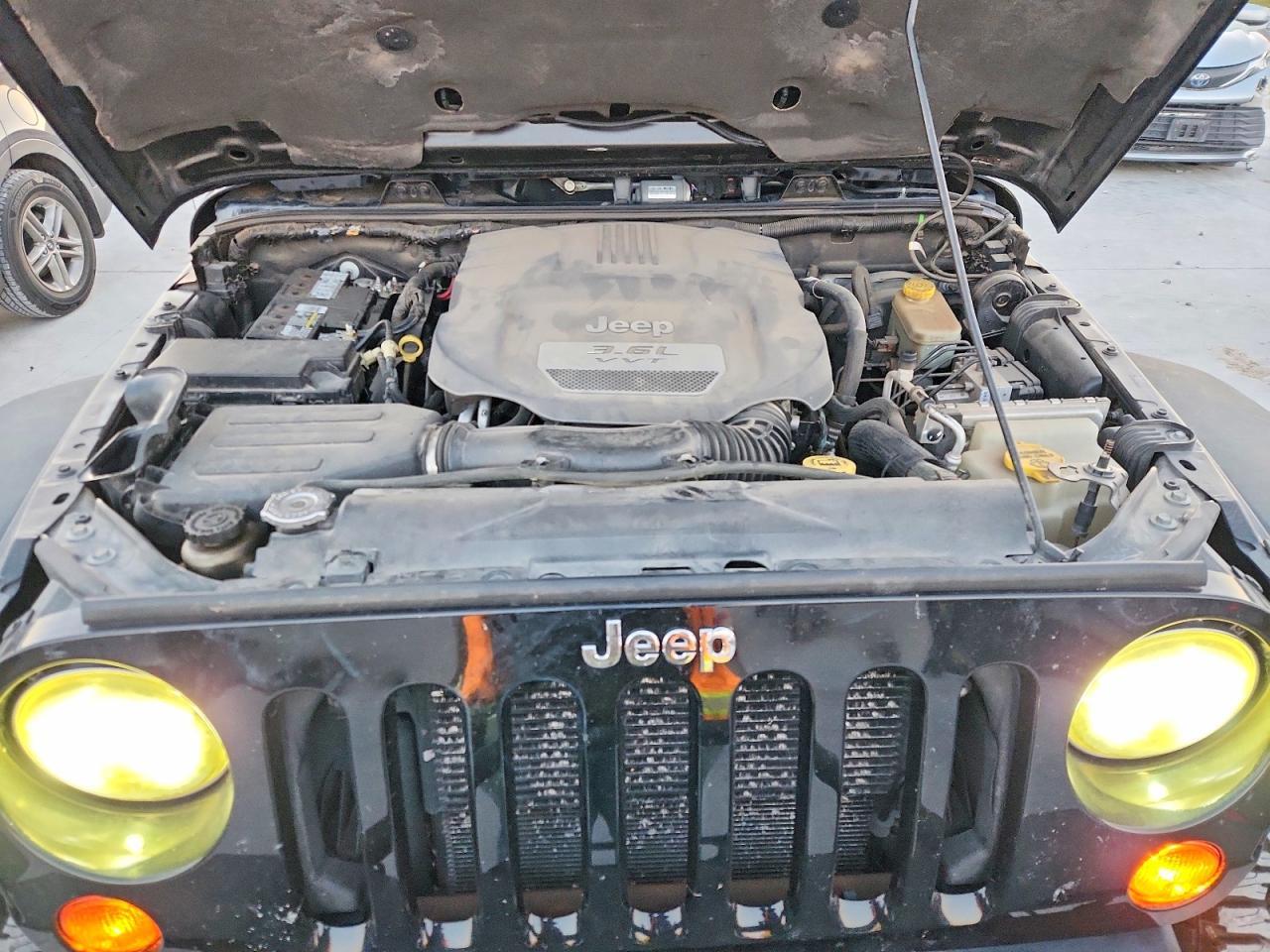 2013 Jeep Wrangler Unlimited Rubicon - zdjęcie 12