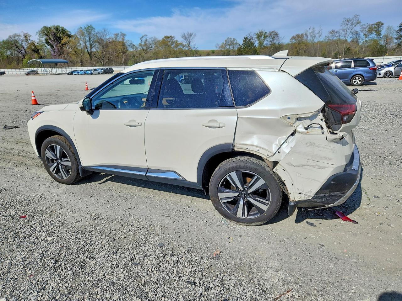 2022 Nissan Rogue Platinum - zdjęcie 2