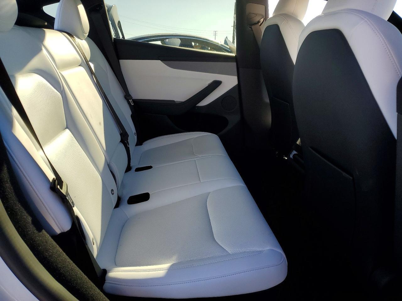 2026 Tesla Model Y - zdjęcie 10