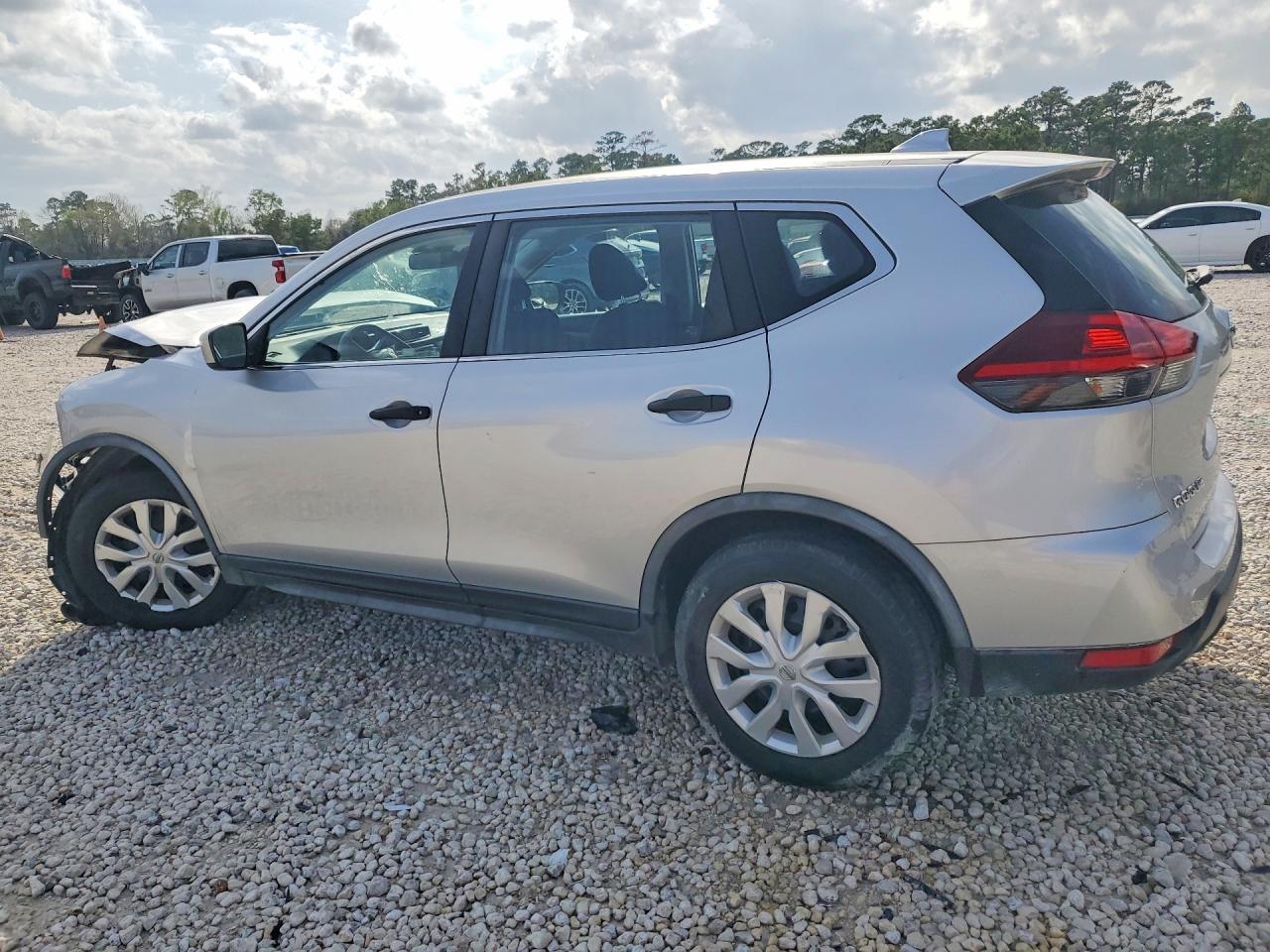 2020 Nissan Rogue S - zdjęcie 2