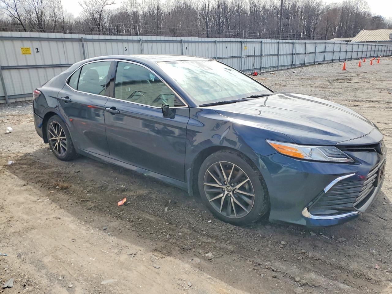 2021 Toyota Camry Xle - zdjęcie 4