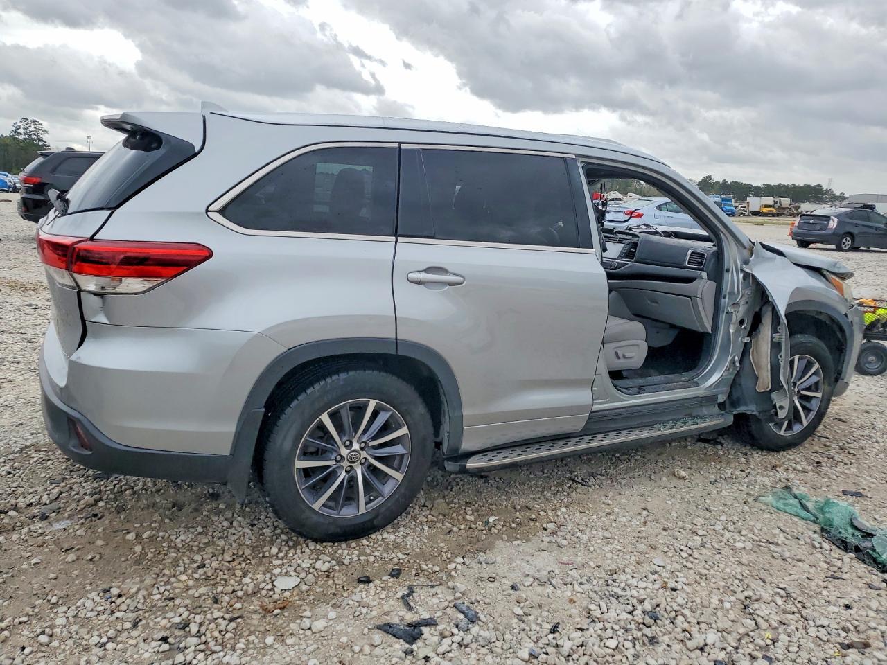 2017 Toyota Highlander Xle - zdjęcie 3