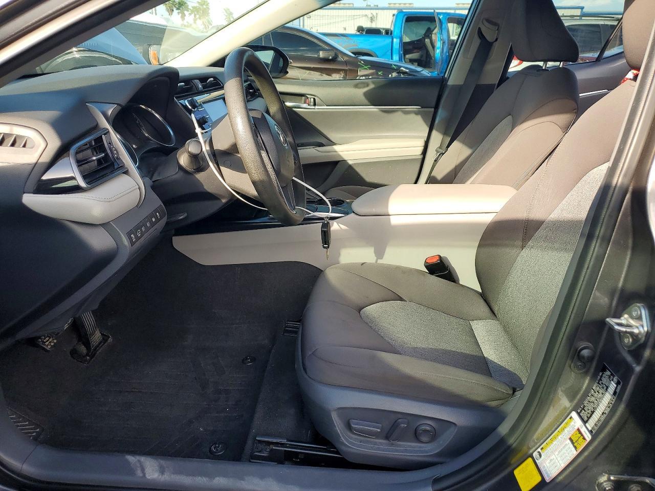 2019 Toyota Camry Le - zdjęcie 7