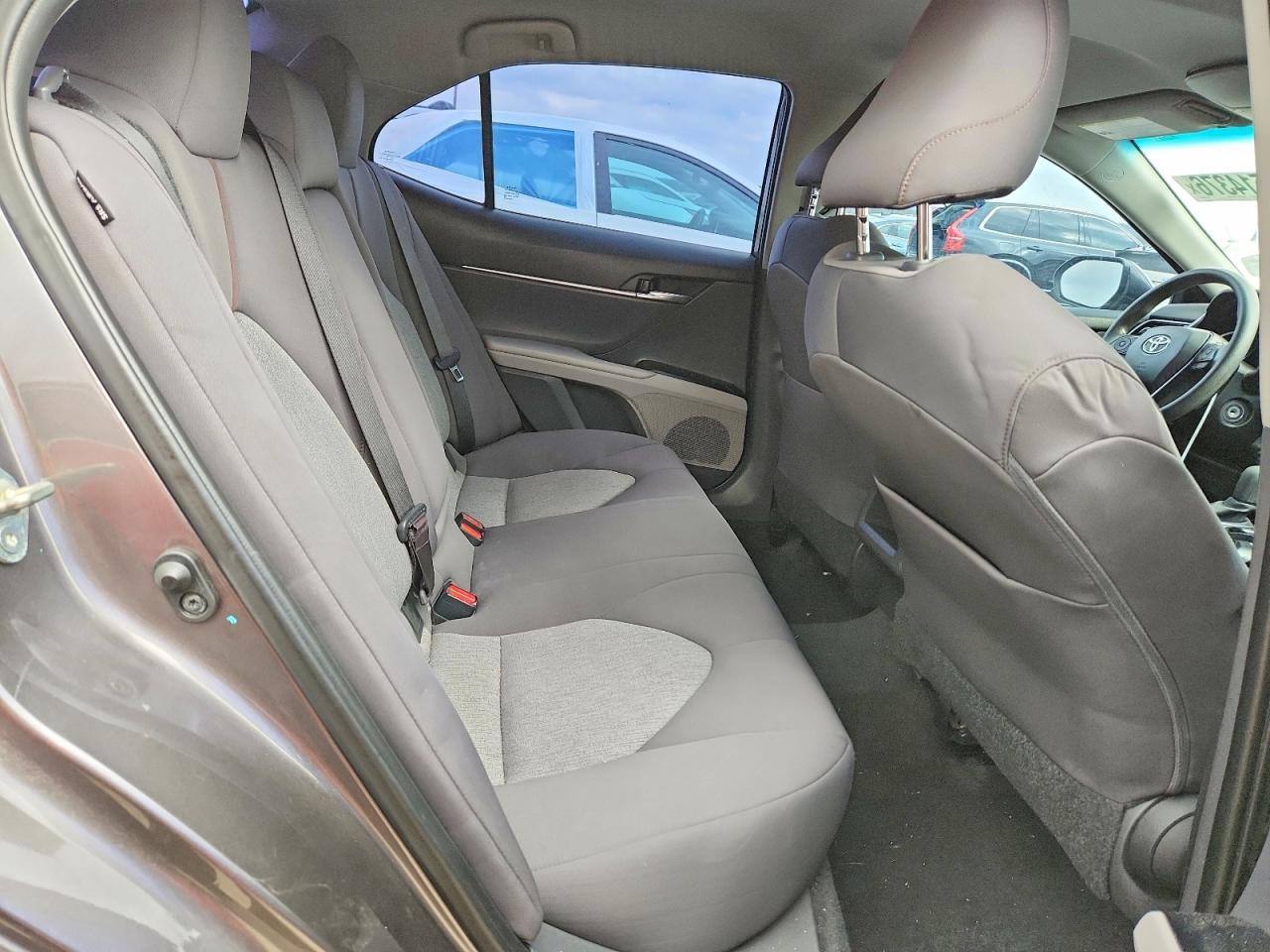 2020 Toyota Camry Le - zdjęcie 10