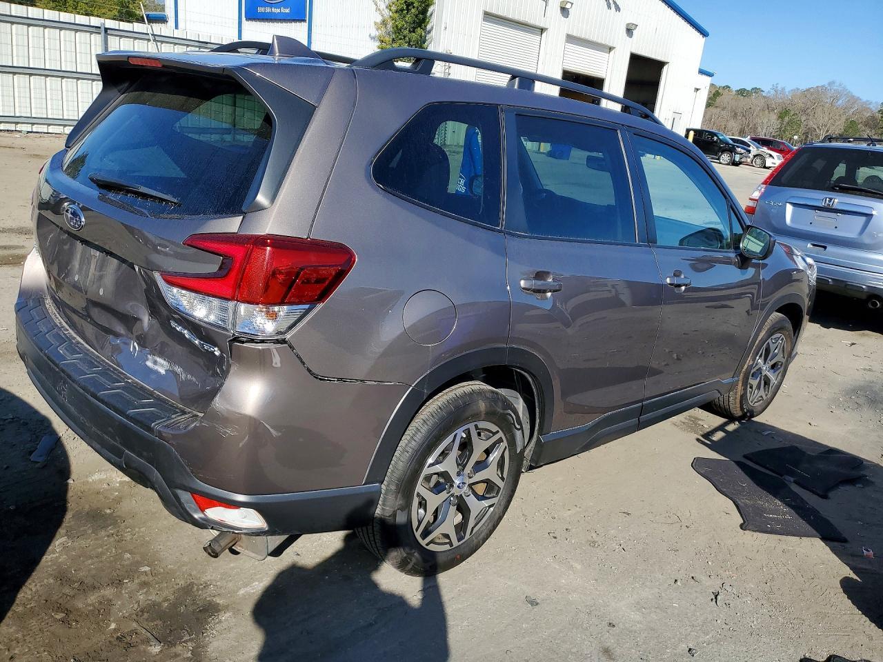 2023 Subaru Forester Premium - zdjęcie 3