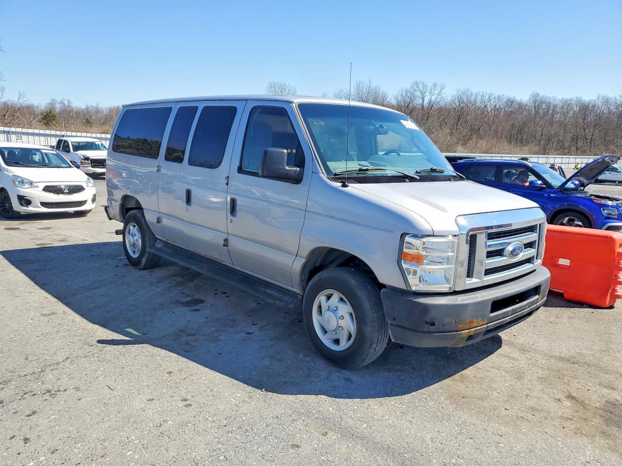 2013 Ford Econoline E350 Super Duty Wagon - zdjęcie 4