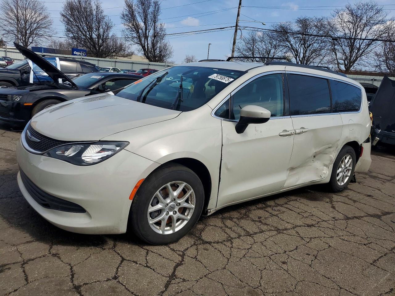 2019 Chrysler Pacifica Touring - zdjęcie główne