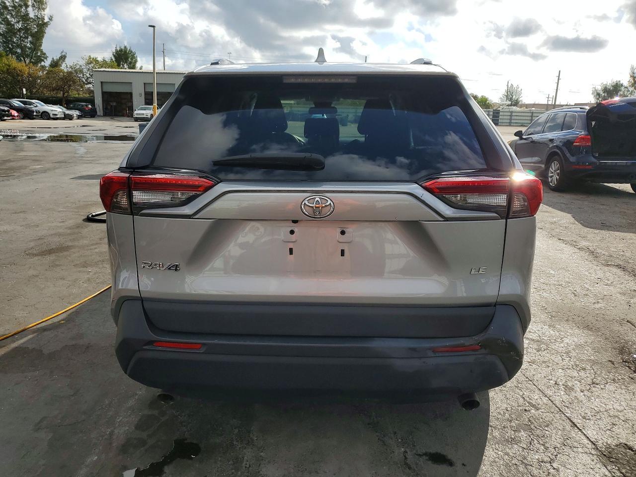 2020 Toyota Rav4 Le - zdjęcie 6