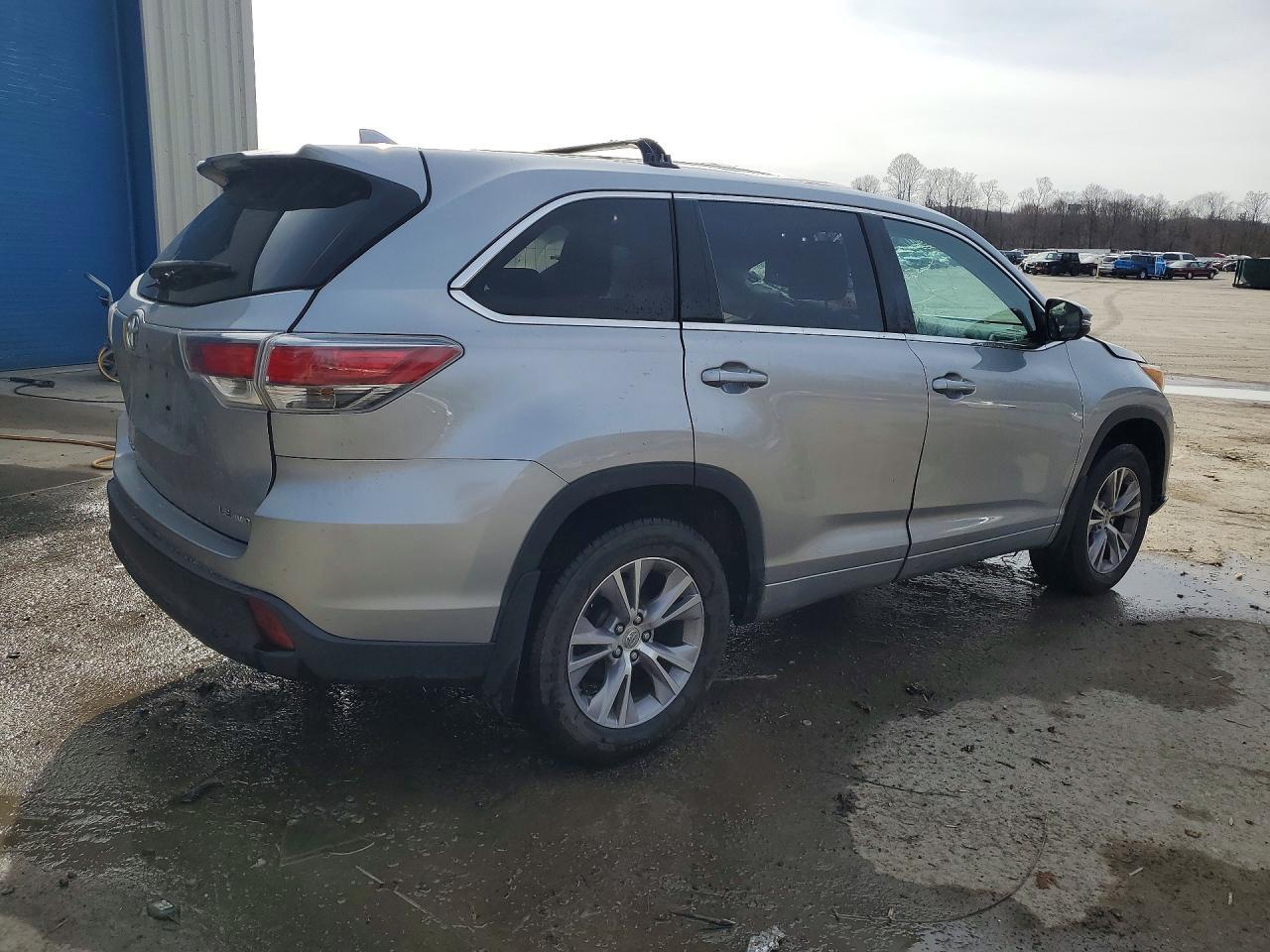 2015 Toyota Highlander Le Plus - zdjęcie 3