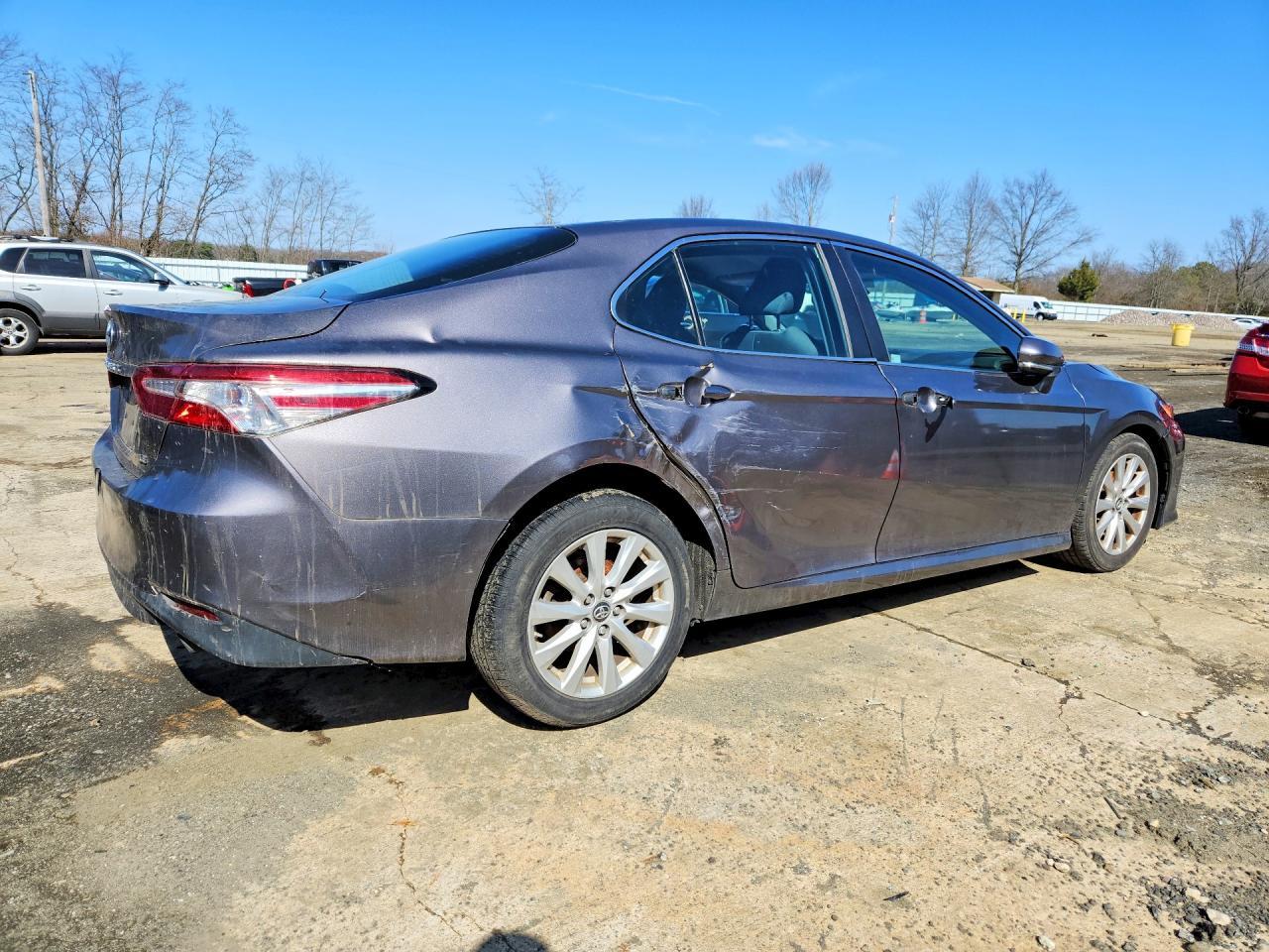 2018 Toyota Camry Le - zdjęcie 3