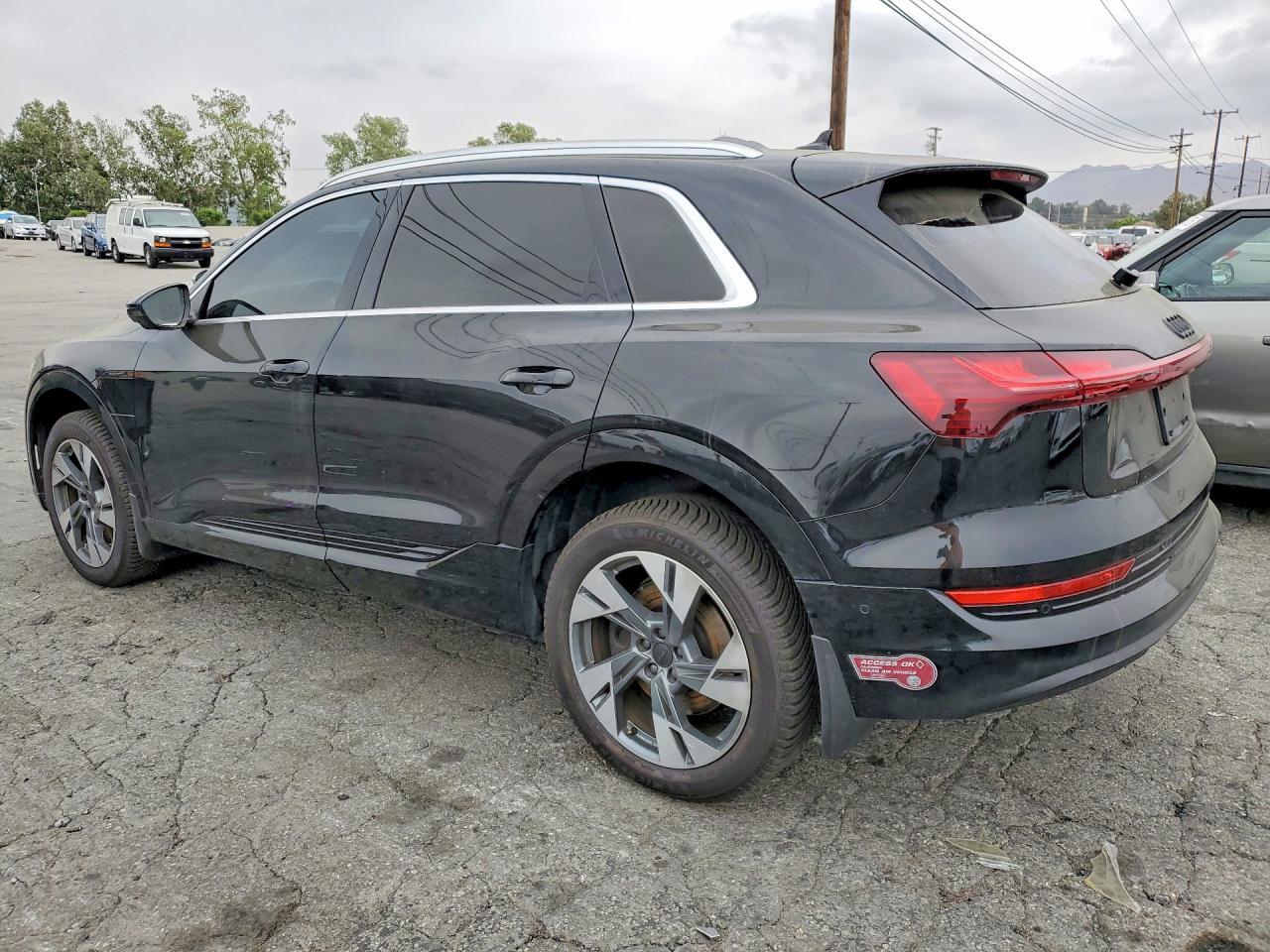 2021 Audi E-Tron Premium Plus - zdjęcie 2