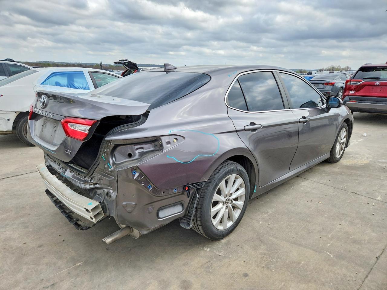 2020 Toyota Camry Le - zdjęcie 3
