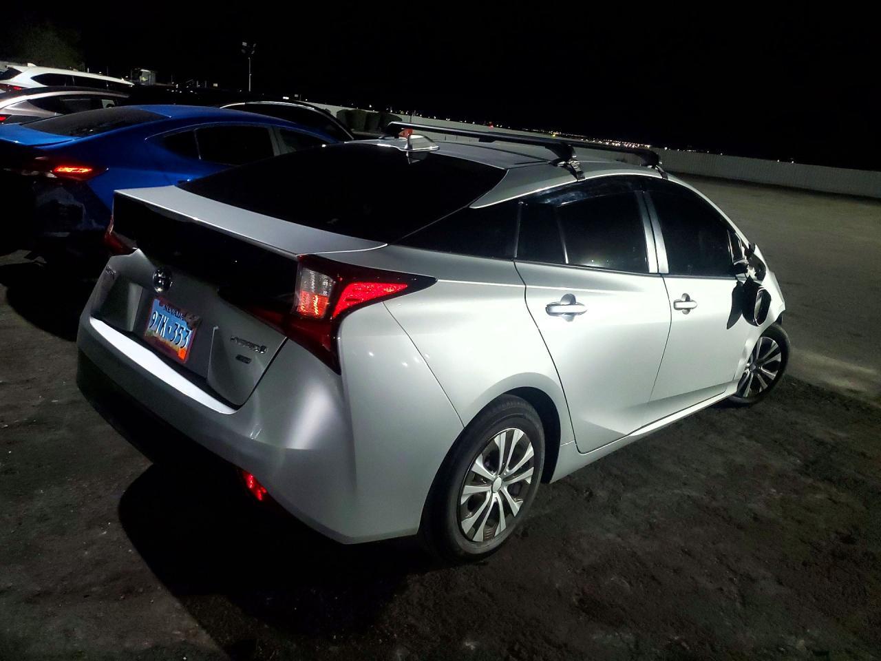 2021 Toyota Prius L Eco - zdjęcie 3