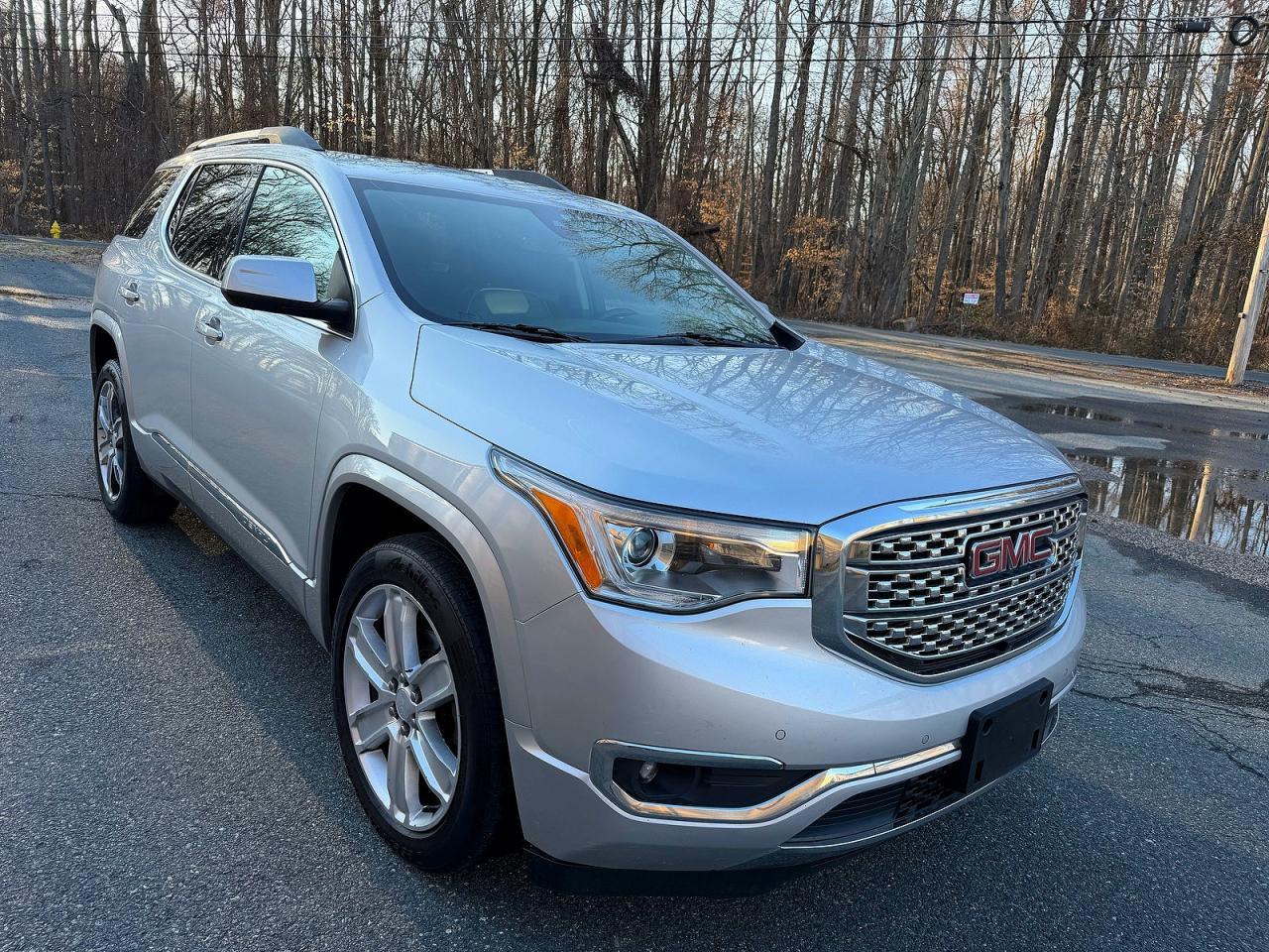 2017 GMC Acadia Denali - zdjęcie główne