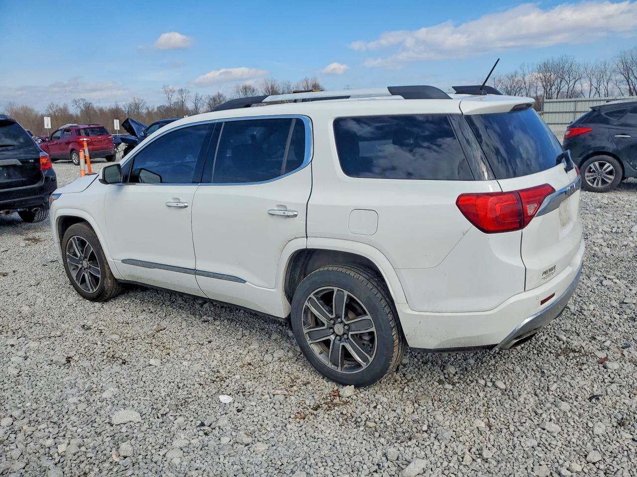 2019 GMC Acadia Denali - zdjęcie 2