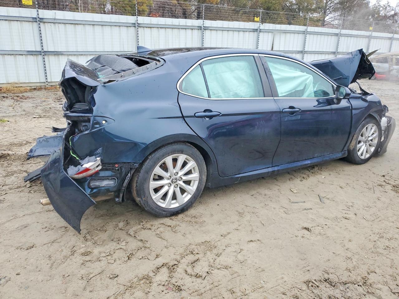 2020 Toyota Camry Le - zdjęcie 3