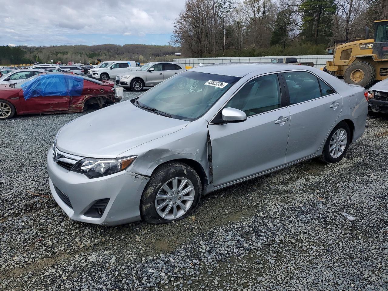 2014 Toyota Camry Le - zdjęcie główne