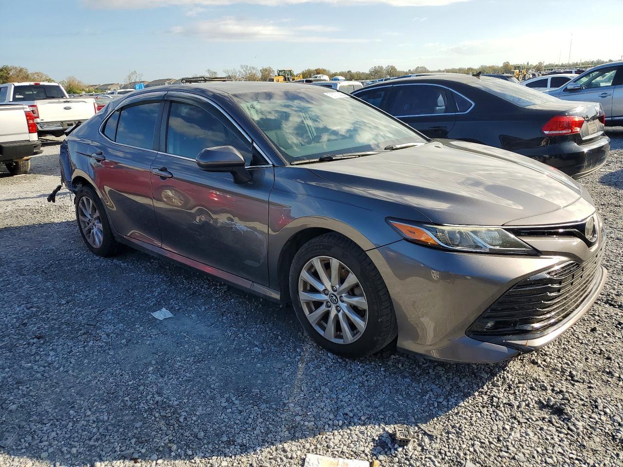 2019 Toyota Camry Le - zdjęcie 4