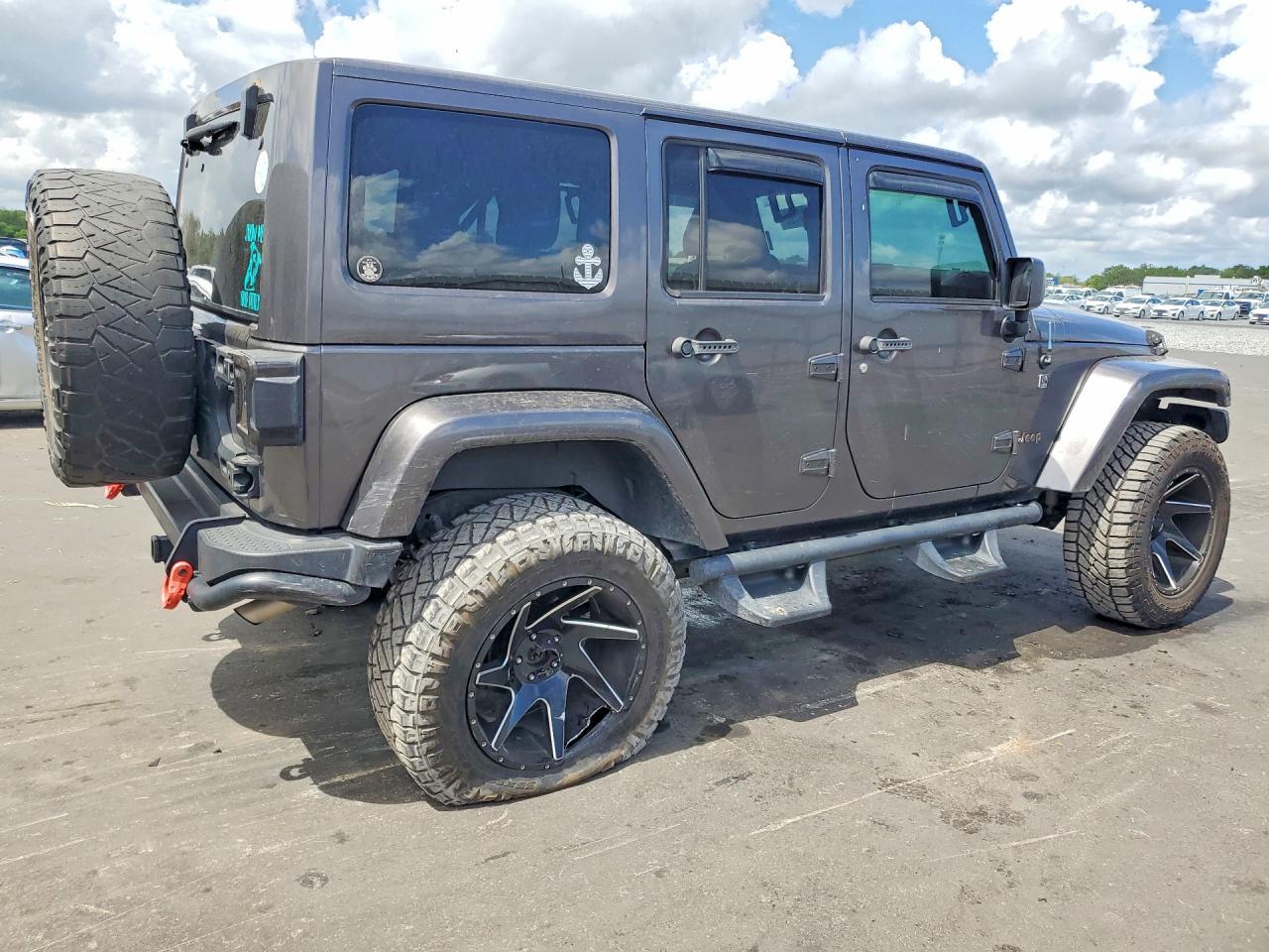 2016 Jeep Wrangler Unlimited Sahara - zdjęcie 3
