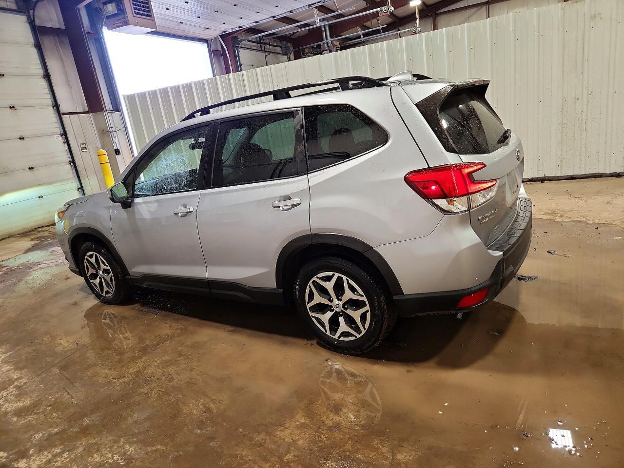 2022 Subaru Forester Premium - zdjęcie 2