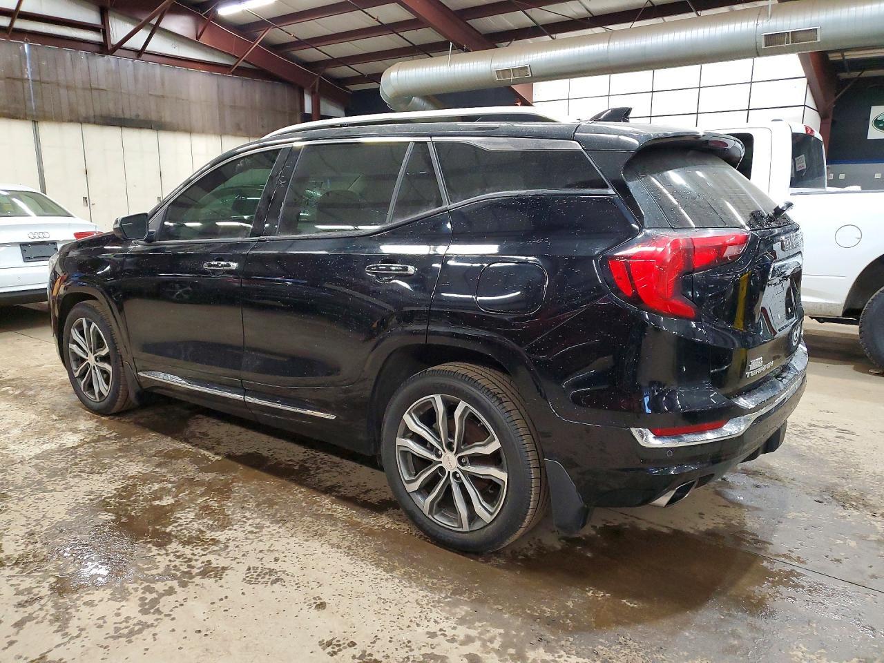 2020 GMC Terrain Denali - zdjęcie 2