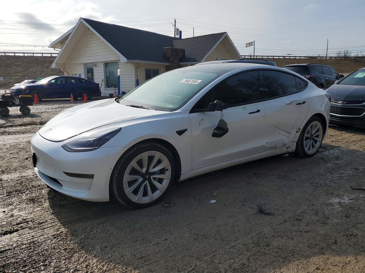 2022 Tesla Model 3 - zdjęcie główne