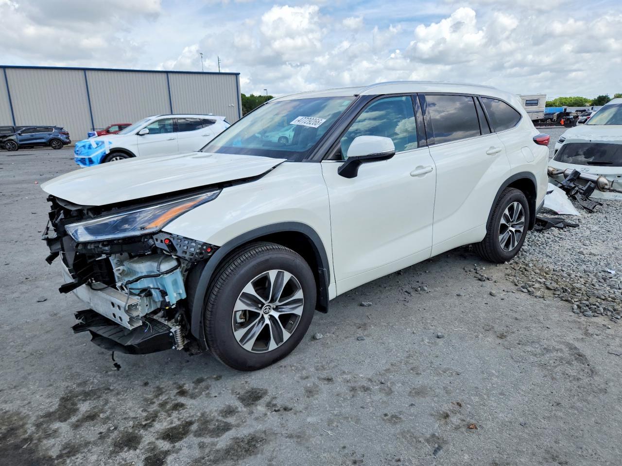 2021 Toyota Highlander Xle - zdjęcie główne