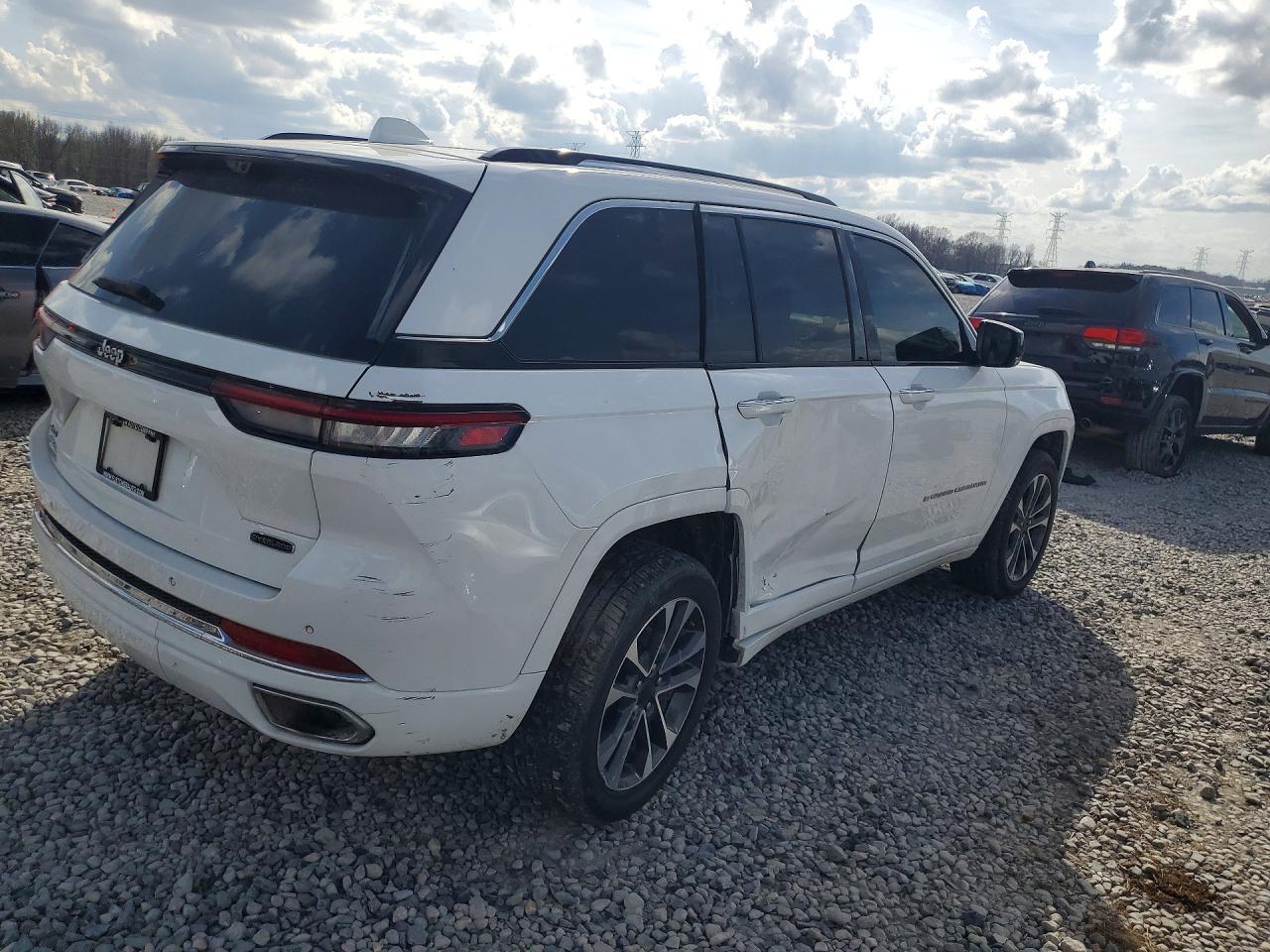 2022 Jeep Grand Cherokee Overland - zdjęcie 3