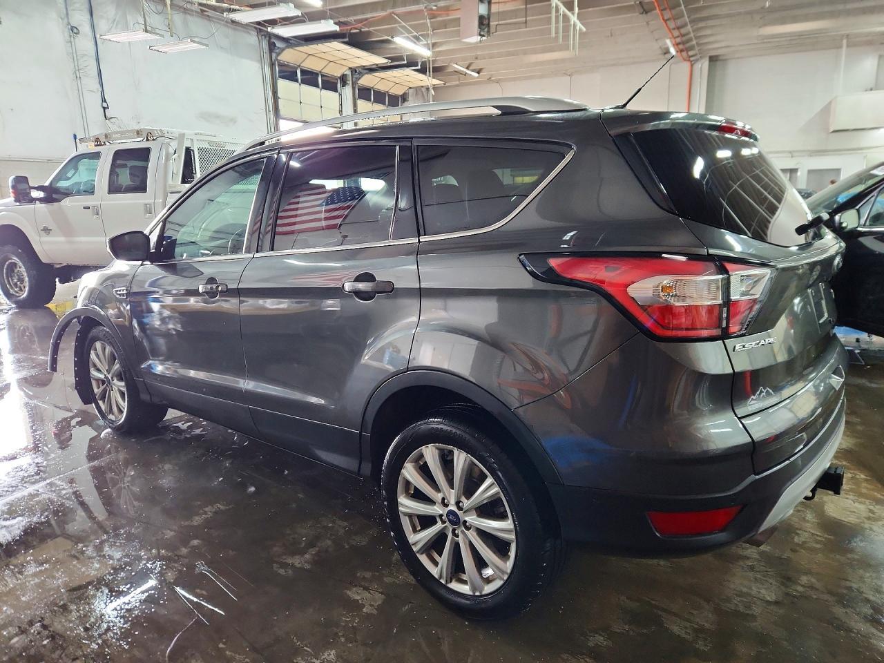 2017 Ford Escape Titanium - zdjęcie 2