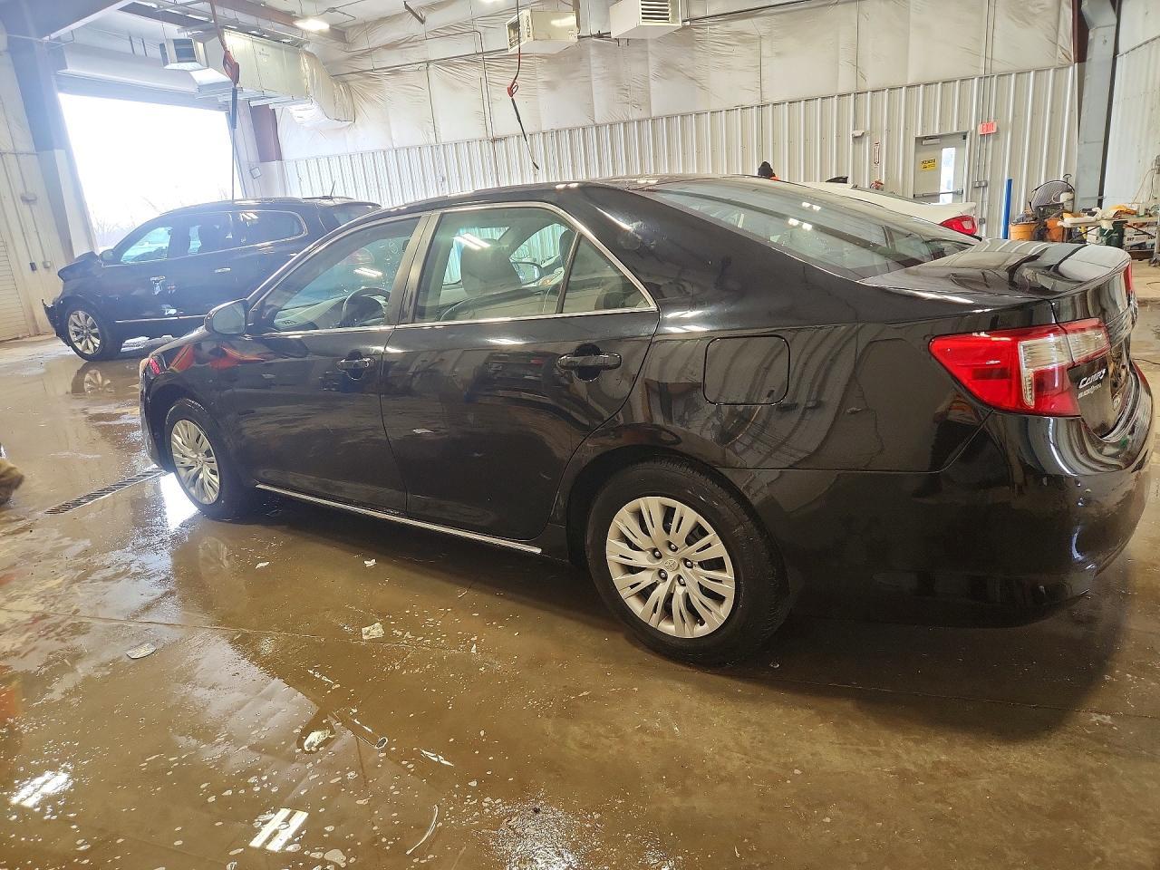 2014 Toyota Camry Le - zdjęcie 2