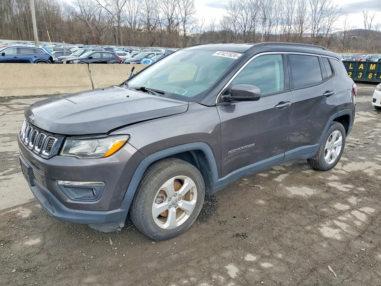 2018 Jeep Compass Latitude - zdjęcie główne