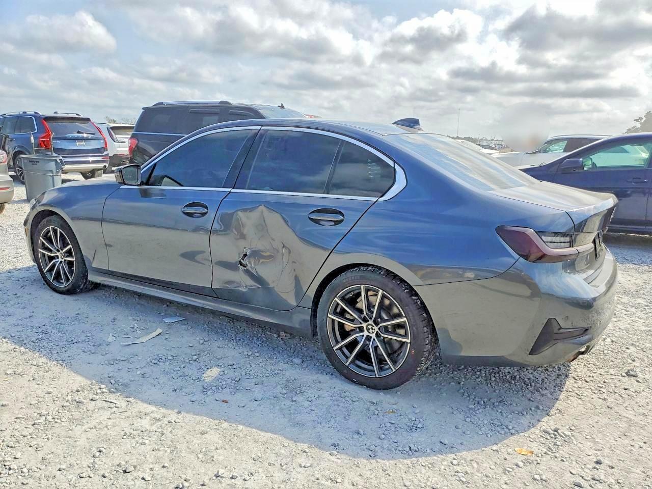 2021 BMW 330I - zdjęcie 2
