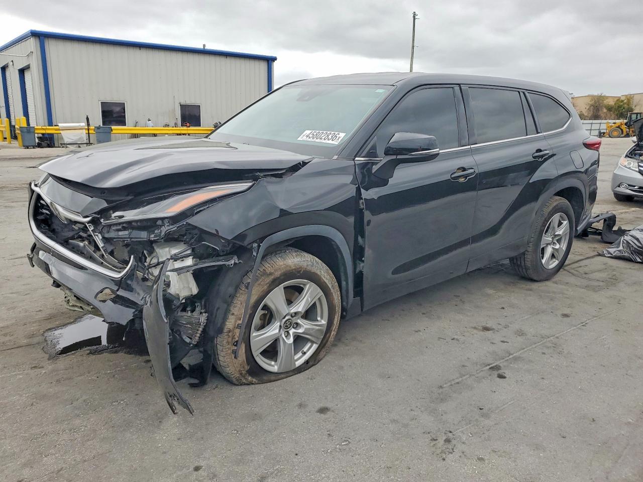 2022 Toyota Highlander L - zdjęcie główne