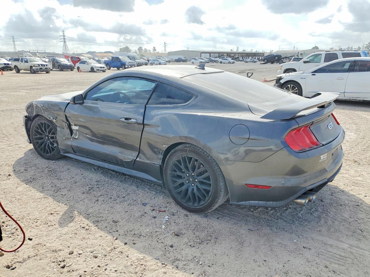 2020 Ford Mustang Gt - zdjęcie 2
