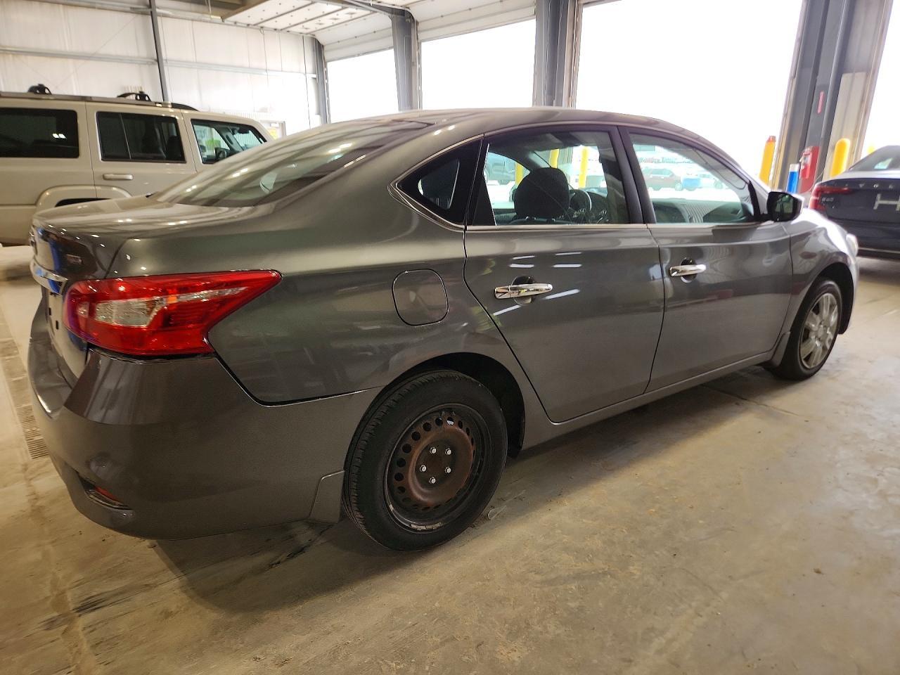 2019 Nissan Sentra S - zdjęcie 3