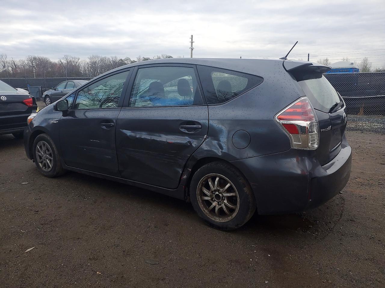 2015 Toyota Prius V Two - zdjęcie 2