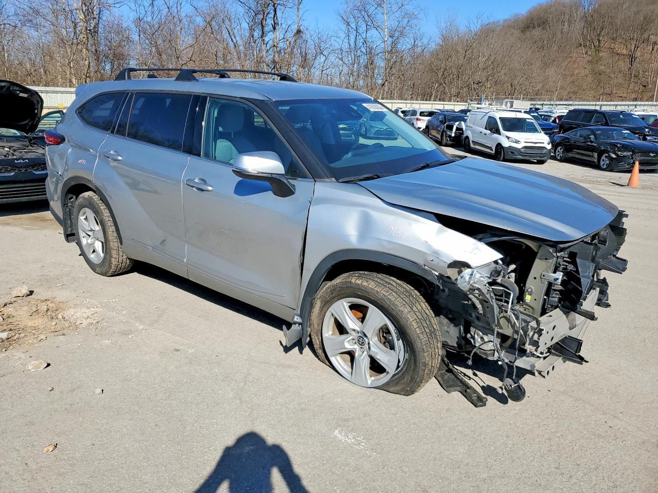 2022 Toyota Highlander Le - zdjęcie 4