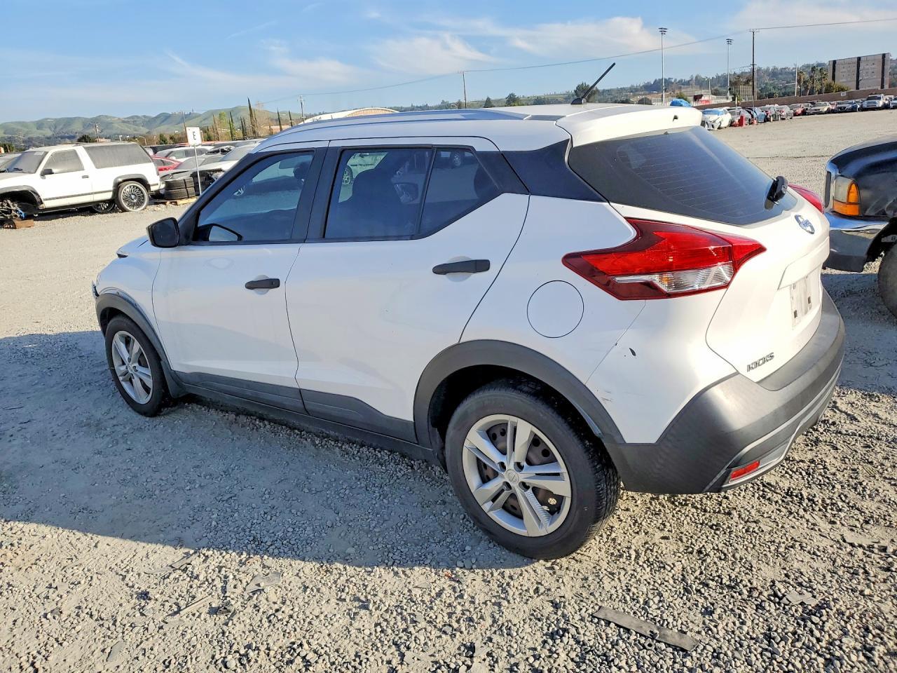2019 Nissan Kicks S - zdjęcie 2