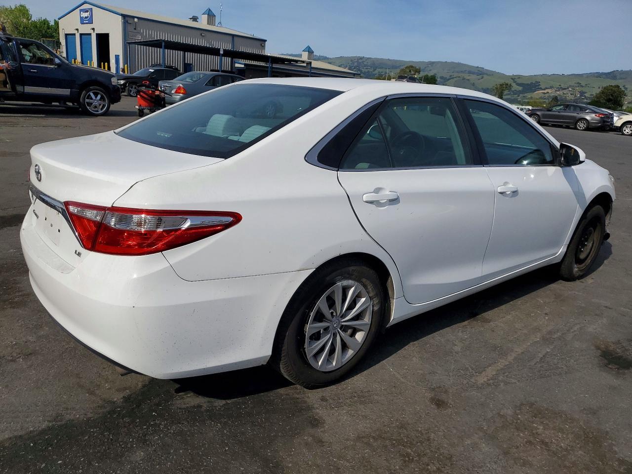 2016 Toyota Camry Le - zdjęcie 3