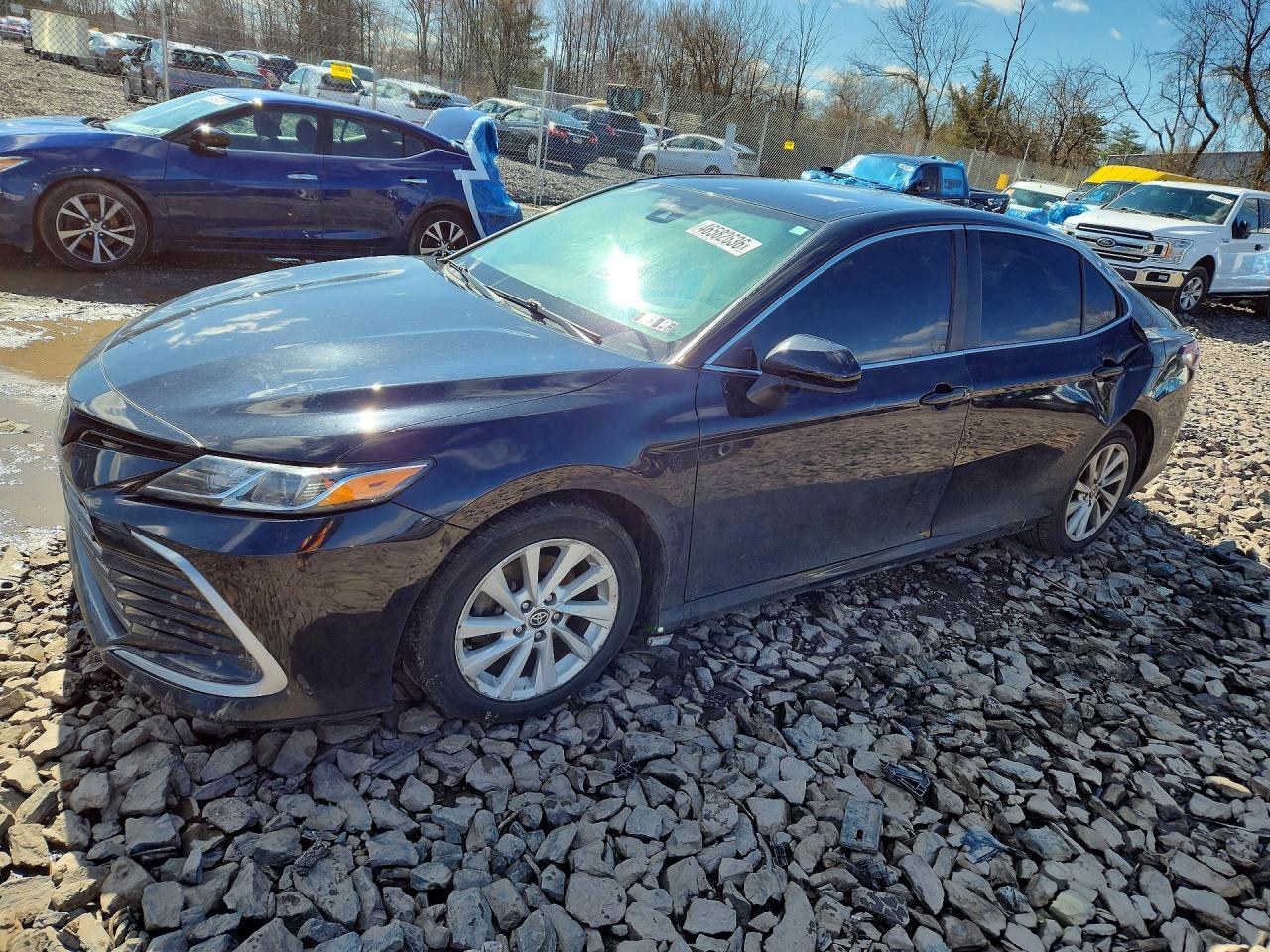 2021 Toyota Camry Le - zdjęcie główne